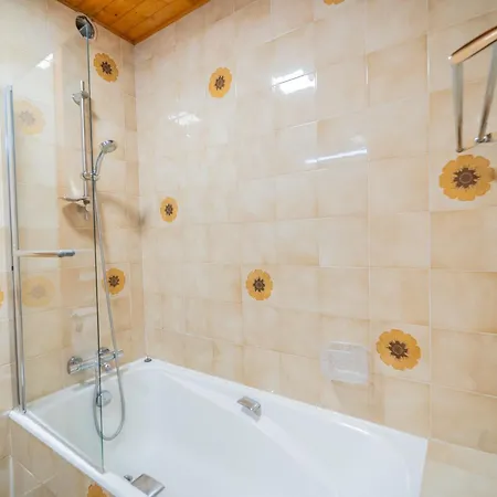 Avec Terrasse, Parking, 4 Pers, Centre Village, Proche Pistes Et Commerces - Fr-1-437-92 * La Clusaz